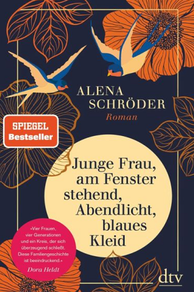 Junge Frau, am Fenster stehend, Abendlicht, blaues Kleid de Alena Schröder