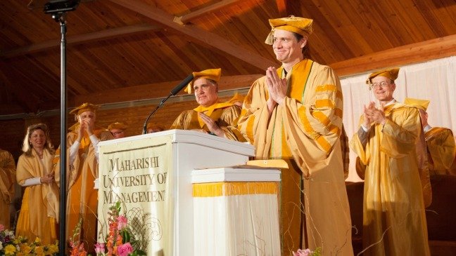 Highlights: Jim Carrey’s Commencement Address at the 2014 MUM Graduation de Jim Carrey