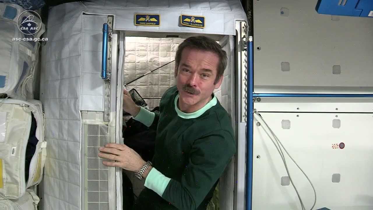 Sleeping in Space de Chris Hadfield