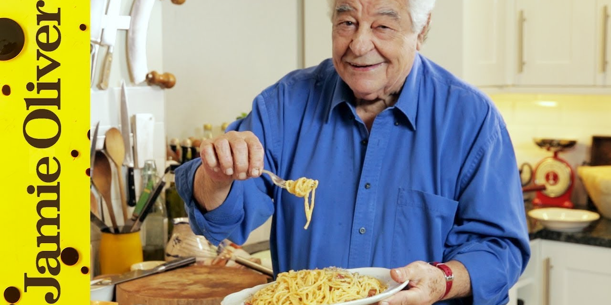 Reteta video: spaghetti carbonara de Jamie Oliver